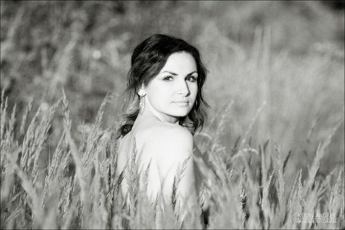 Вітер торкається трави, трави, трави.