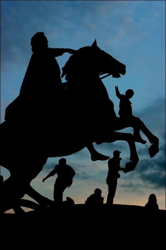 силуэт, памятник, питер, петербург, город, постамент, выпускник, школьник, праздник, выпускной, алые паруса, dyadyavasya, жанр Пётр и выпускники фото превью