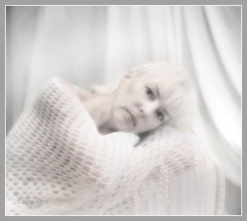 Утренний портрет автора в белом интерьере... фото превью