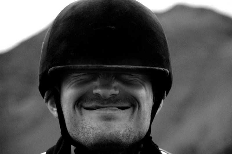 исландия, лицо, шапка, каска, горы, улыбка, смех, портрет  фото превью