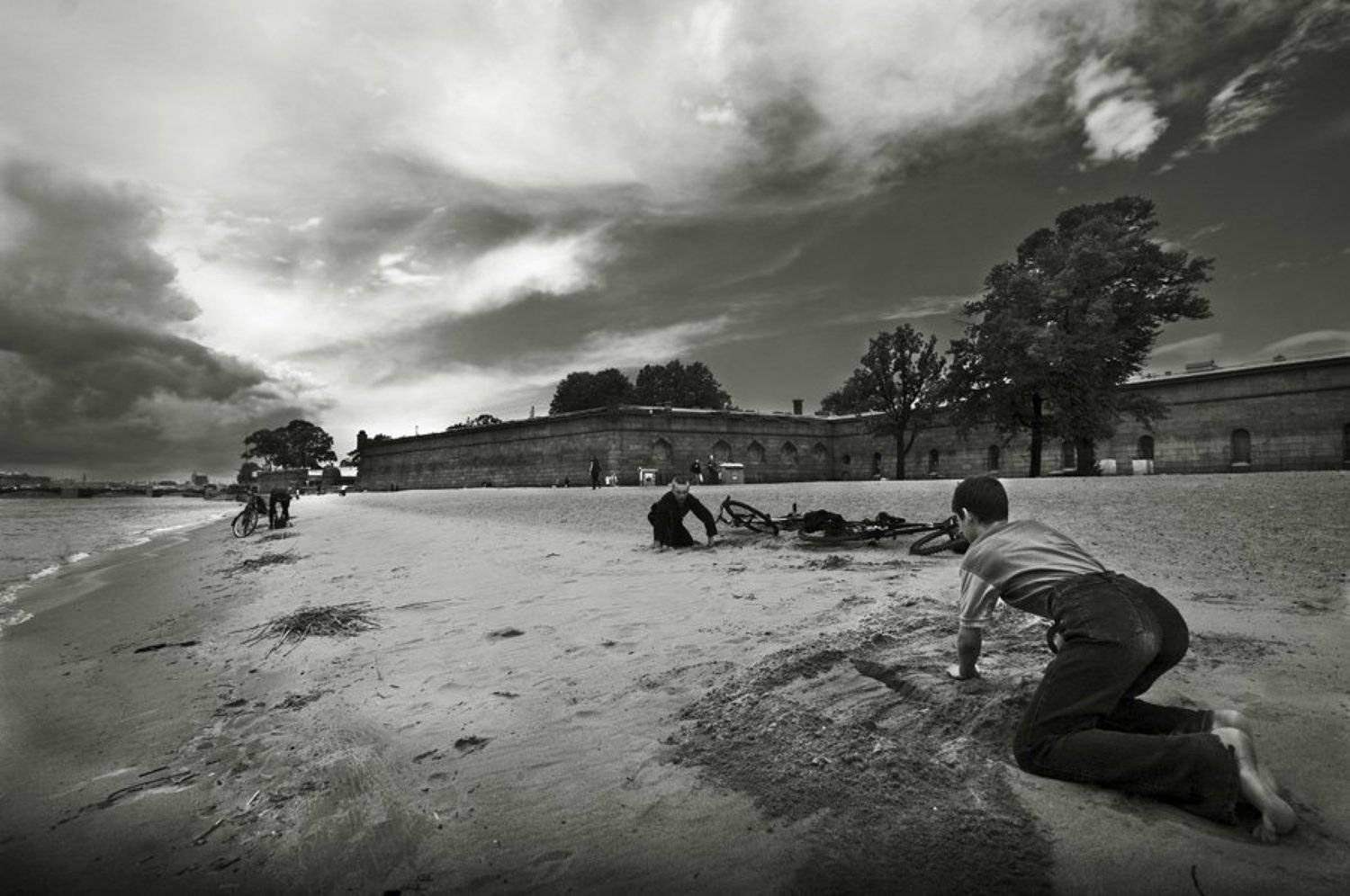 петропавловка,небо,грозовой фронт,пляж,вода,дети,велосипед,песок,жизнь, Евгений Пугачев.