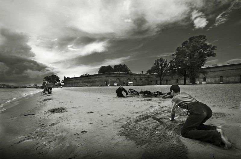 петропавловка,небо,грозовой фронт,пляж,вода,дети,велосипед,песок,жизнь Игра фото превью