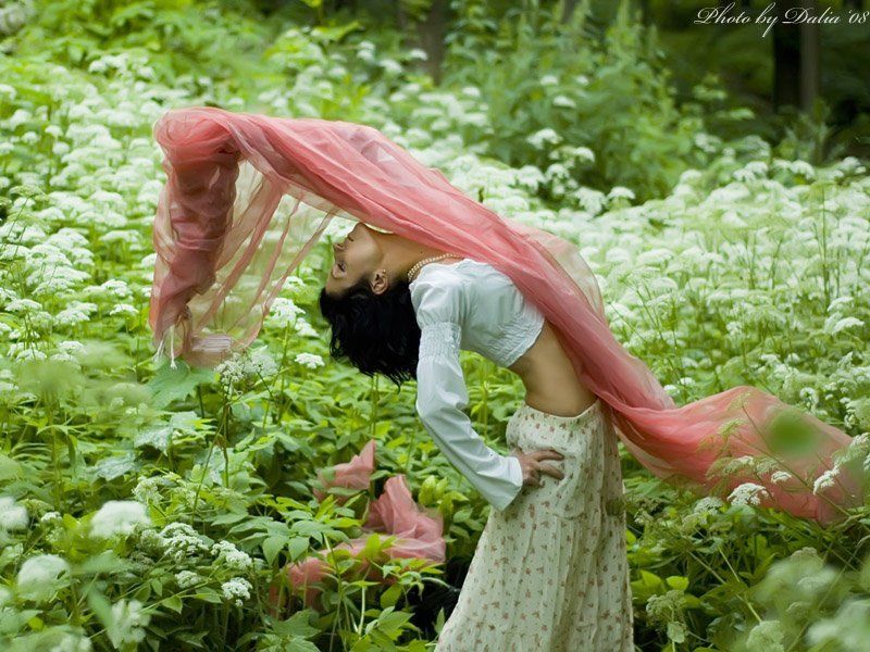 девушка, изгиб, цветы, лето Изгибы фото превью