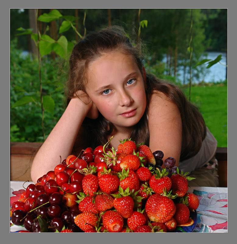 девочка ,клубника у бабушке на даче фото превью