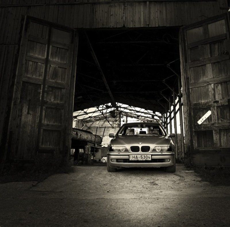 bmw, машина, заброшенный завод, пустырь, ворота, двери, фары, глаза,  фото превью