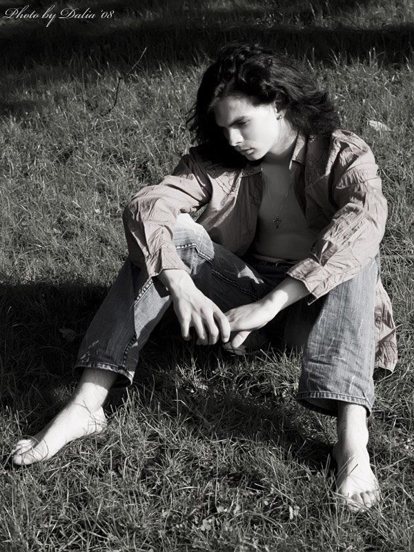 демон сидящий фото превью