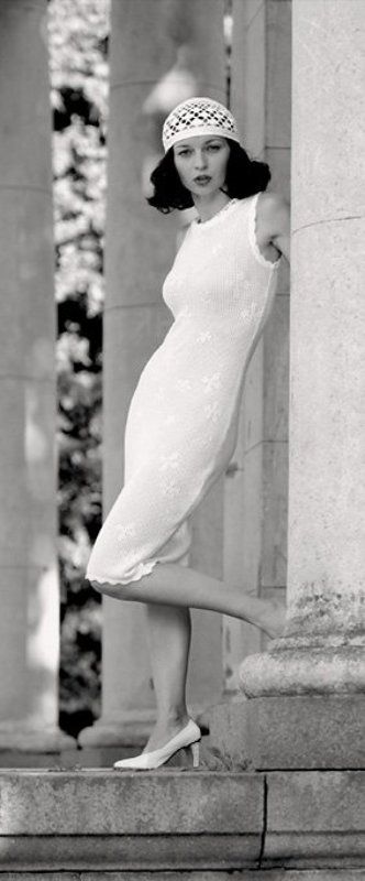 девушка, колонны Б/Н фото превью