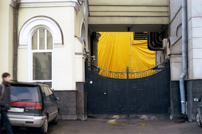 2007, цвет, город, москва, штора, ворота, авто, человек, желтый, труба, окно, canon-eos-300, пленка шторка фото превью