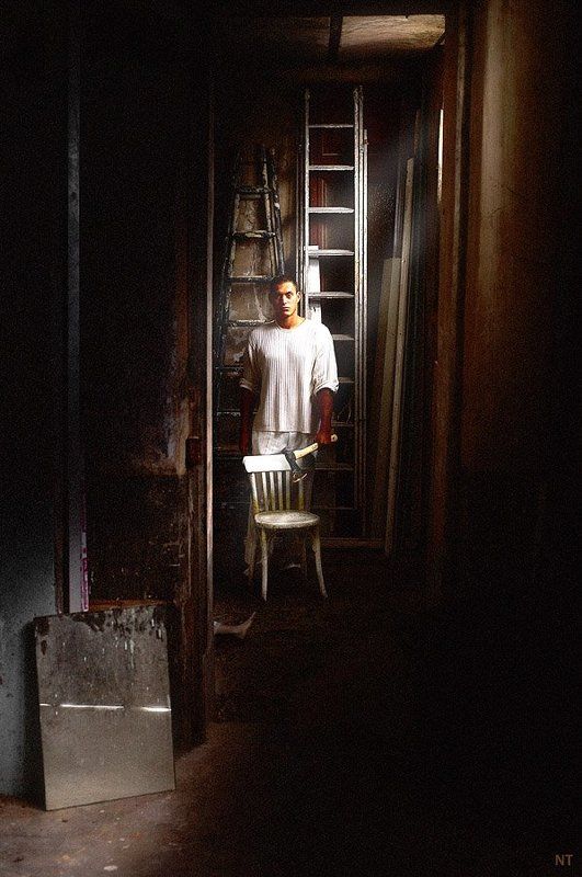 ПОРТРЕТ ЮНОШИ С ЗЕРКАЛОМ И ТОПОРОМ фото превью