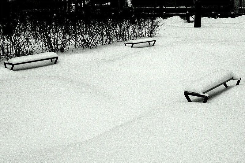 2005, город, зима, лавочка, москва, снег, цифра, чб не поговорили фото превью