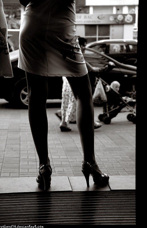 Ребенок и ноги фото превью