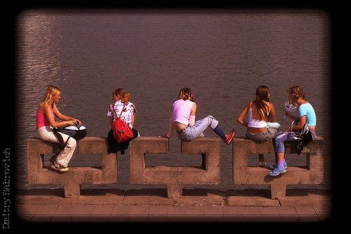 разместились