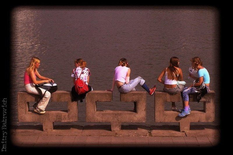 девушки разместились фото превью