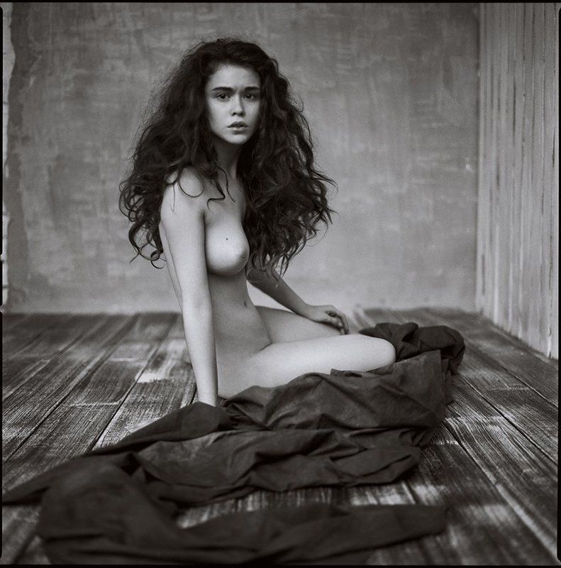 Дикие локоны падают гривой фото превью