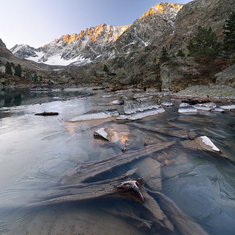 россия,  горный алтай, усть-коксинский район, катунский хребет, озеро куйгук Ледяная акварель солнечного утра фото превью