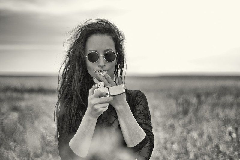 Она может увидеть величие Вселенной, разворачивающейся перед ее глазами. Ее тусклыми непонимающими глазами. Скрытыми за огнем и очками... фото превью