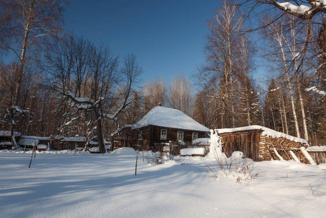 снег, сугробы, лес, избушка, дрова, небо, зима, мороз, Георгий Машковцев