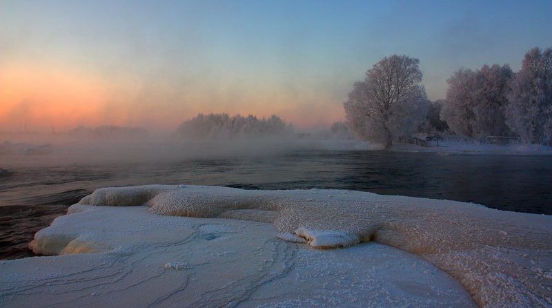 Замерзающая река фото превью