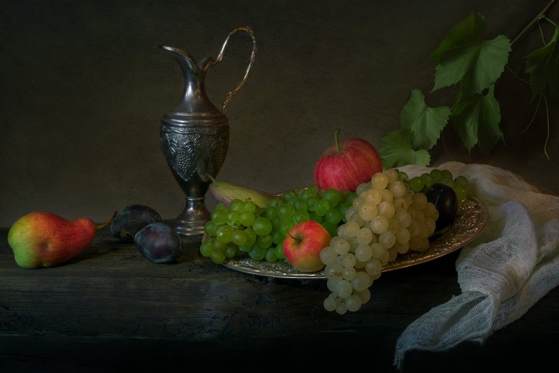 лето,фрукты,яблоки,виноград,кувшин,натюрморт В летних сумерках фото превью