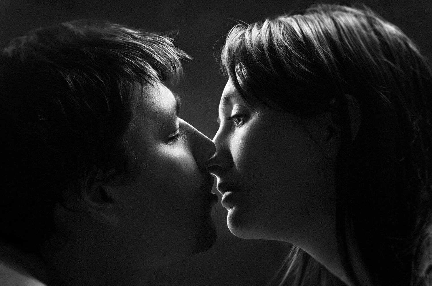 чёрно белый портрет, любовь, поцелуй, мужчина и женщина,контражур, Владимир Володин