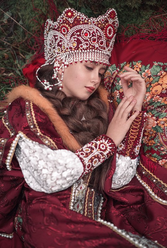 Царевна, павлопосадский платок, русский мир, русский костюм, жемчуг, мох, красный, костюм, платье, русское платье, какошник Царевна фото превью