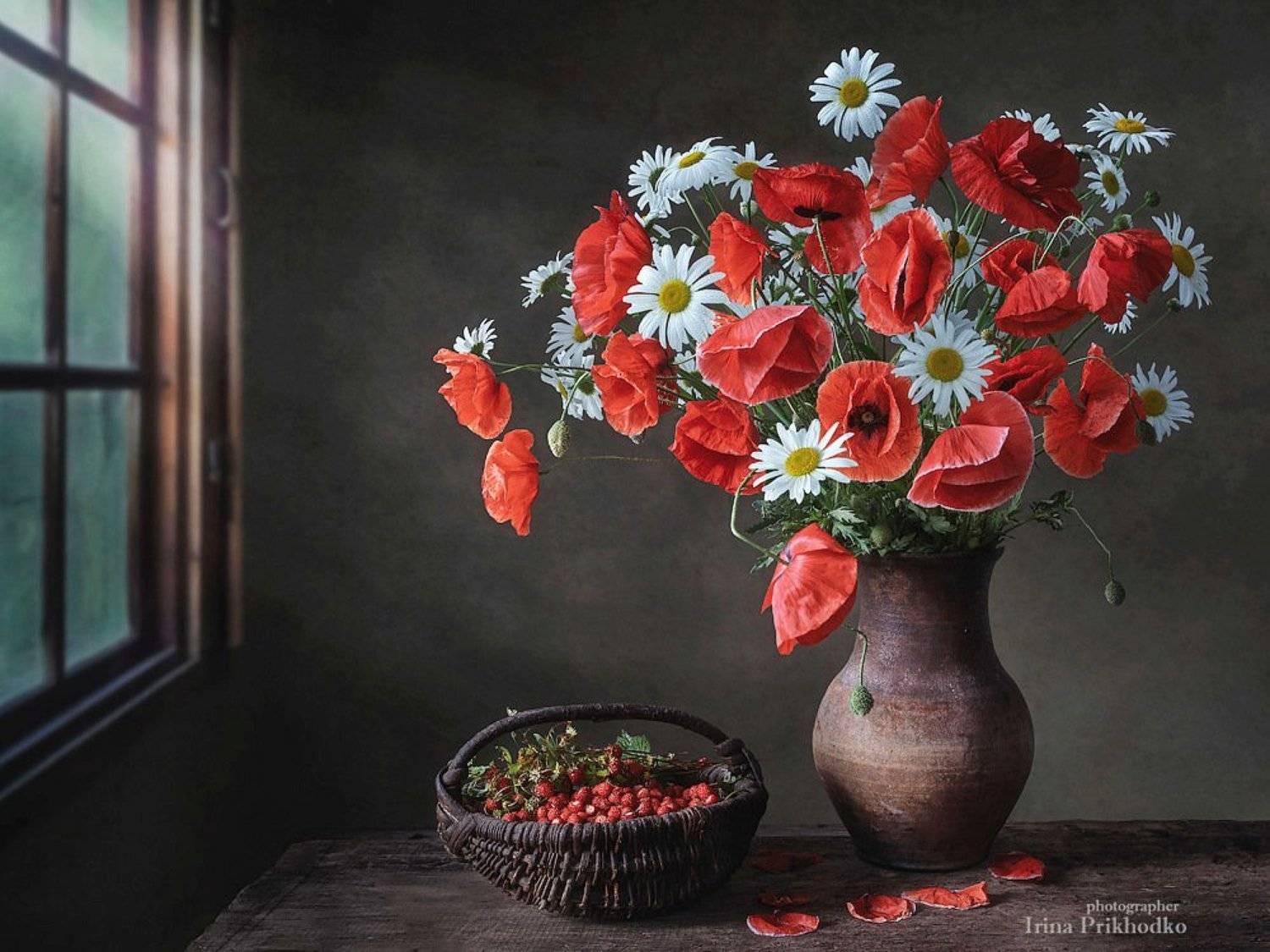 натюрморт, лето, букет, цветы, маки, ромашки, земляника, Ирина Приходько