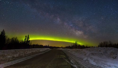 млечный путь и северное сияние