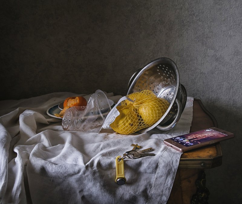 натюрморт, фарфор, лимон, смартфон, ключи Три лимона и смартфон фото превью