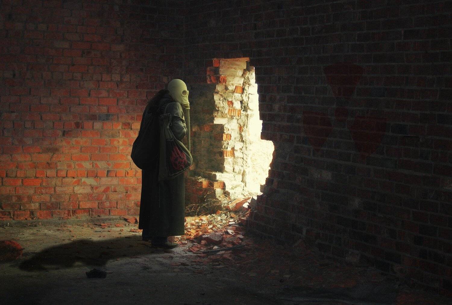 вирус, стена, луч света, мужчина в противогазе, Sergii Vidov