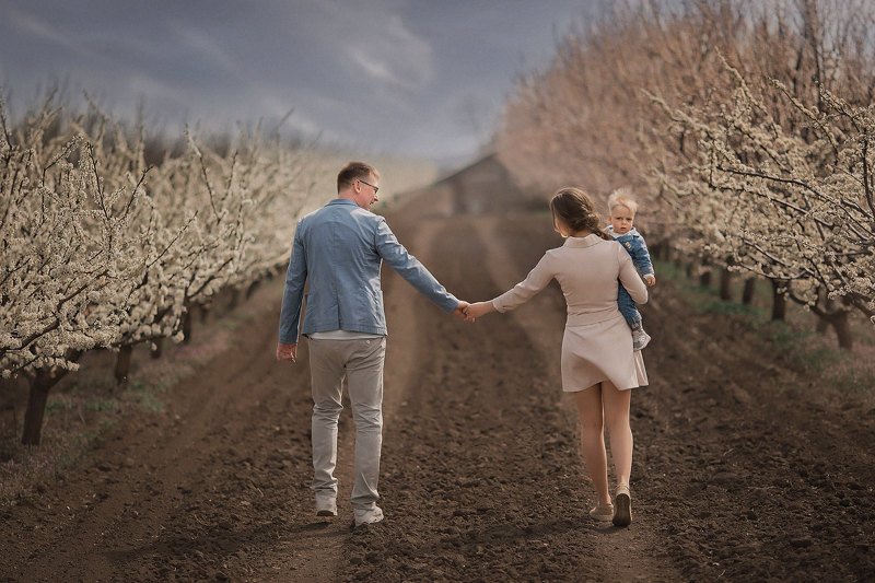 семейная фотосессия, семейный фотограф, цветущий сад Один путь фото превью