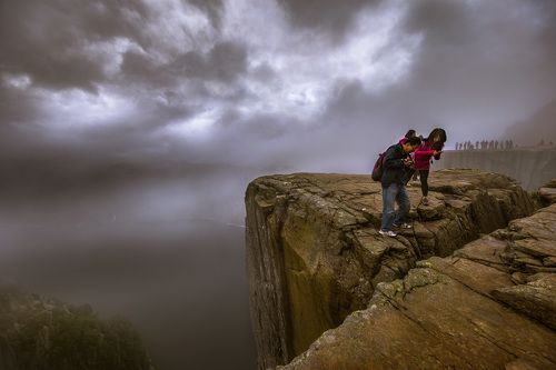 На отколовшейся скале - игры со смертью...