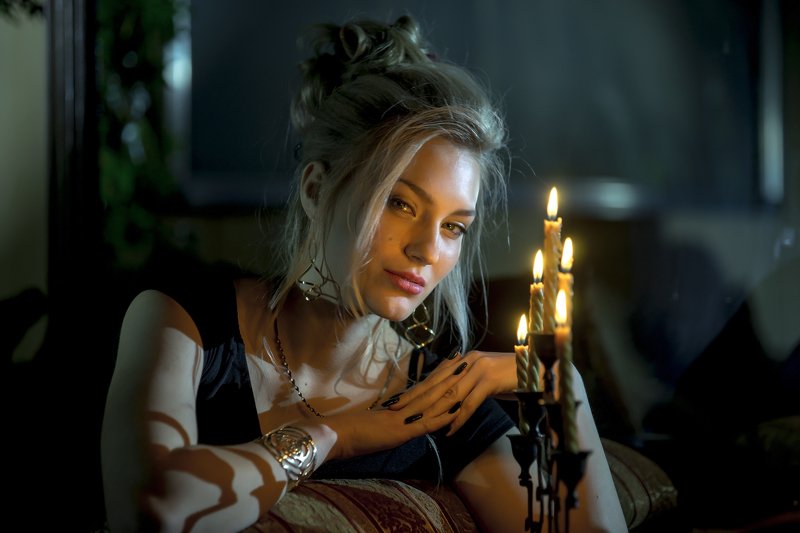 красавица, девушка, свечи, гламур, очарование, романтика, блондинка, шикарная причёска, взгляд, глаза, украшения, тёмный фон, При свечах фото превью