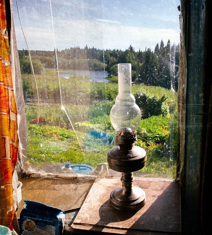 У окна в старом доме. фото превью