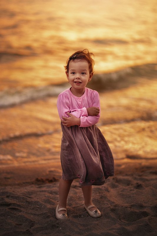 девочка вечер море лето закат ветер милая на побережье. фото превью