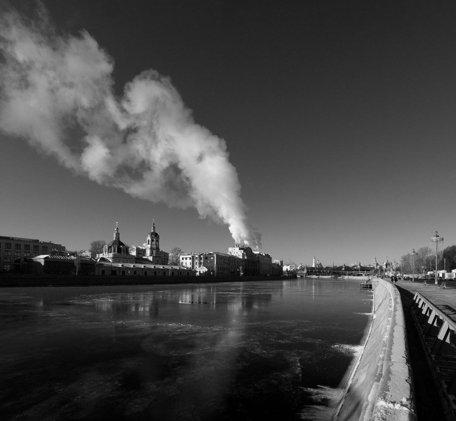 город, река, Москва, набережная, лёд, ледостав, снег, мороз, дым, кремль, церковь, отражение, парапет, Дмитрий Ткаченко