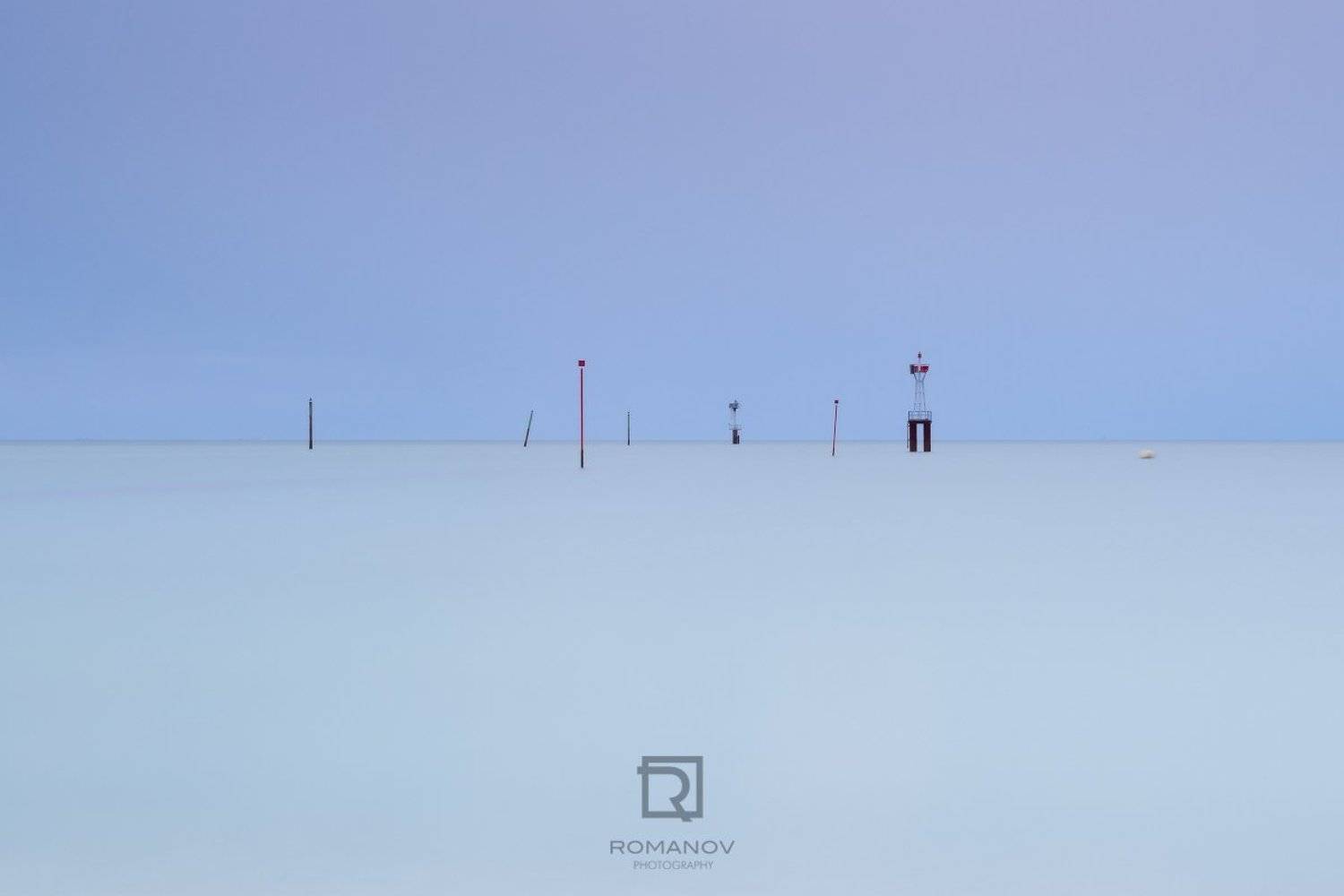 Синий, молочный, замороженный, небо, белый, пространство, небо, день, море, длинная экспозиция, горизонт, труба, палка, Маяк, Франция, Трувиль-сюр-Мер, минимализм, эмбиент, безмятежность, Валерий Романов