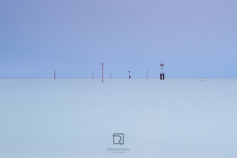 Синий, молочный, замороженный, небо, белый, пространство, небо, день, море, длинная экспозиция, горизонт, труба, палка, Маяк, Франция, Трувиль-сюр-Мер, минимализм, эмбиент, безмятежность Self-isolation – Самоизоляция фото превью