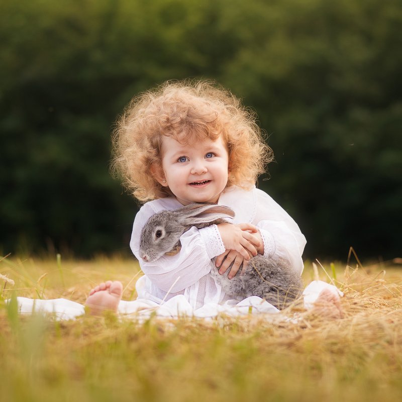 Ребёнок девочка малыш кролик лето Малышка с кроликом фото превью