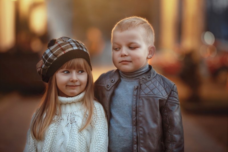 дети мальчик девочка прогулка вечер кокетство дети парк улыбки Весна фото превью