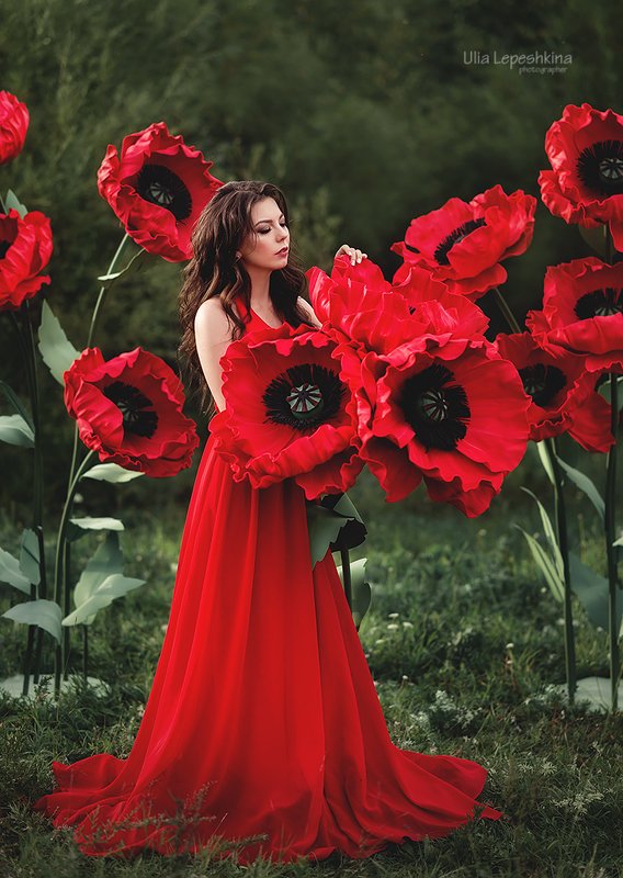 женский портрет индивидуальная фотосессия красные маки ростовые цветы фотограф чита  фото превью