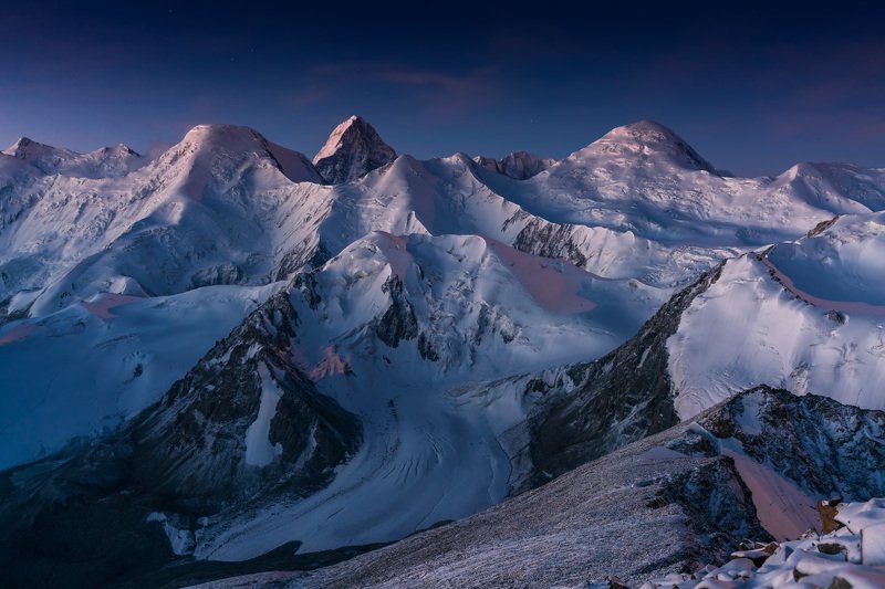 тянь-шань, горы, рассвет, сарыджаз, хан-тенгри Хребет Сарыджаз в предрассветных сумерках фото превью