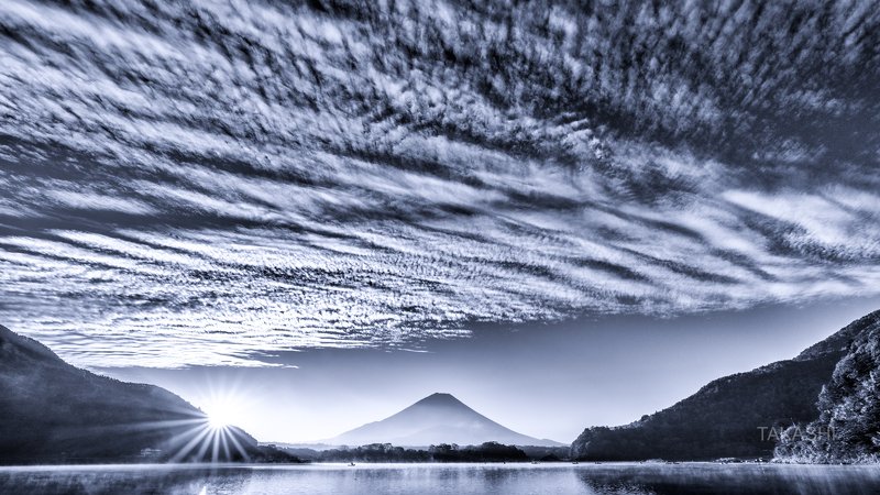 Fuji,Japan,mountain,clouds,lake,water,sunrise,sunshine A row of clouds фото превью