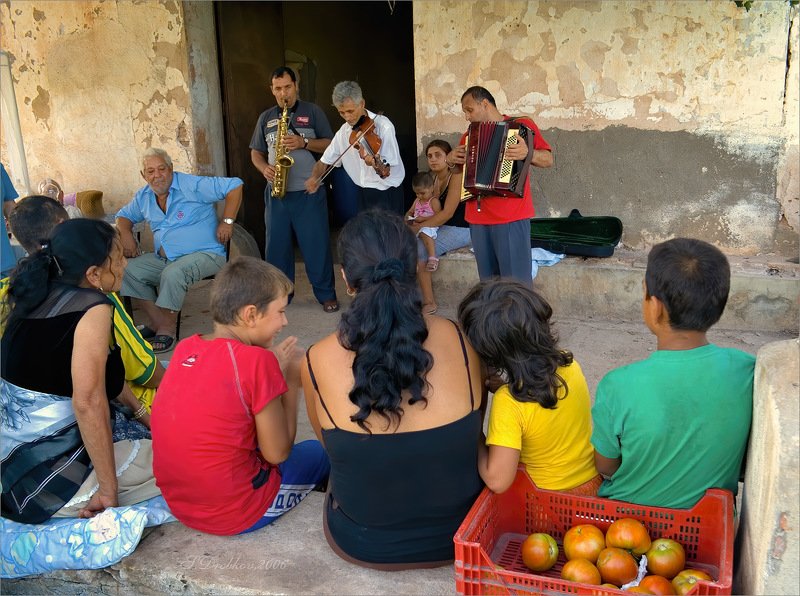 люди, инструменты, отдых, цыгане A Hard Day\'s Night фото превью