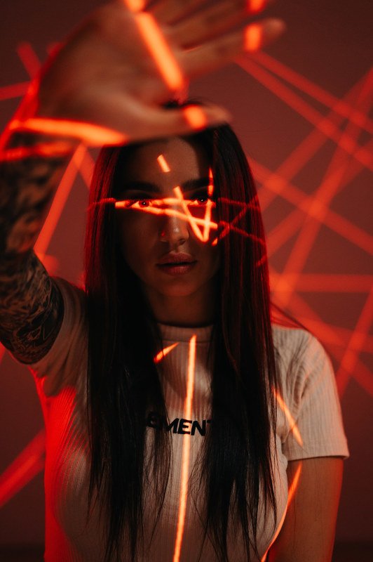 девушка проектор неон You`re going down фото превью