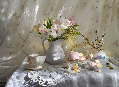 Ждет и нас ослепительный май...