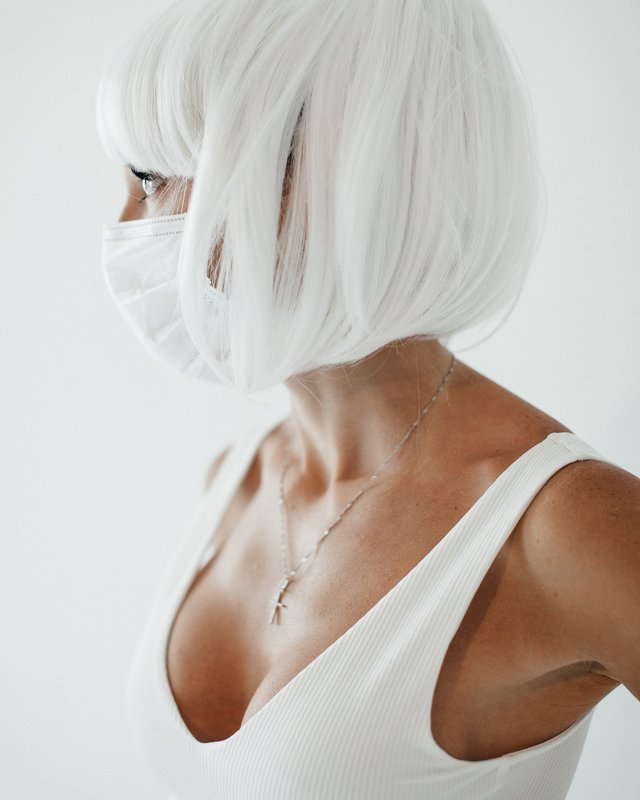 женский портрет корона вирус маска  фото превью