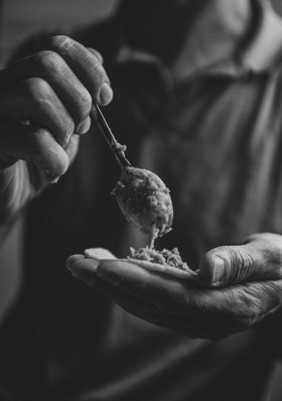 руки, пельмени, чб, монохром, тесто, кулинария, готовка, лепка, терпение, hand, dumplings, bw, monochrome, film, 35mm, meat, minced, dough, cooking, sculpt, cook, patience Ламповые пельмени фото превью