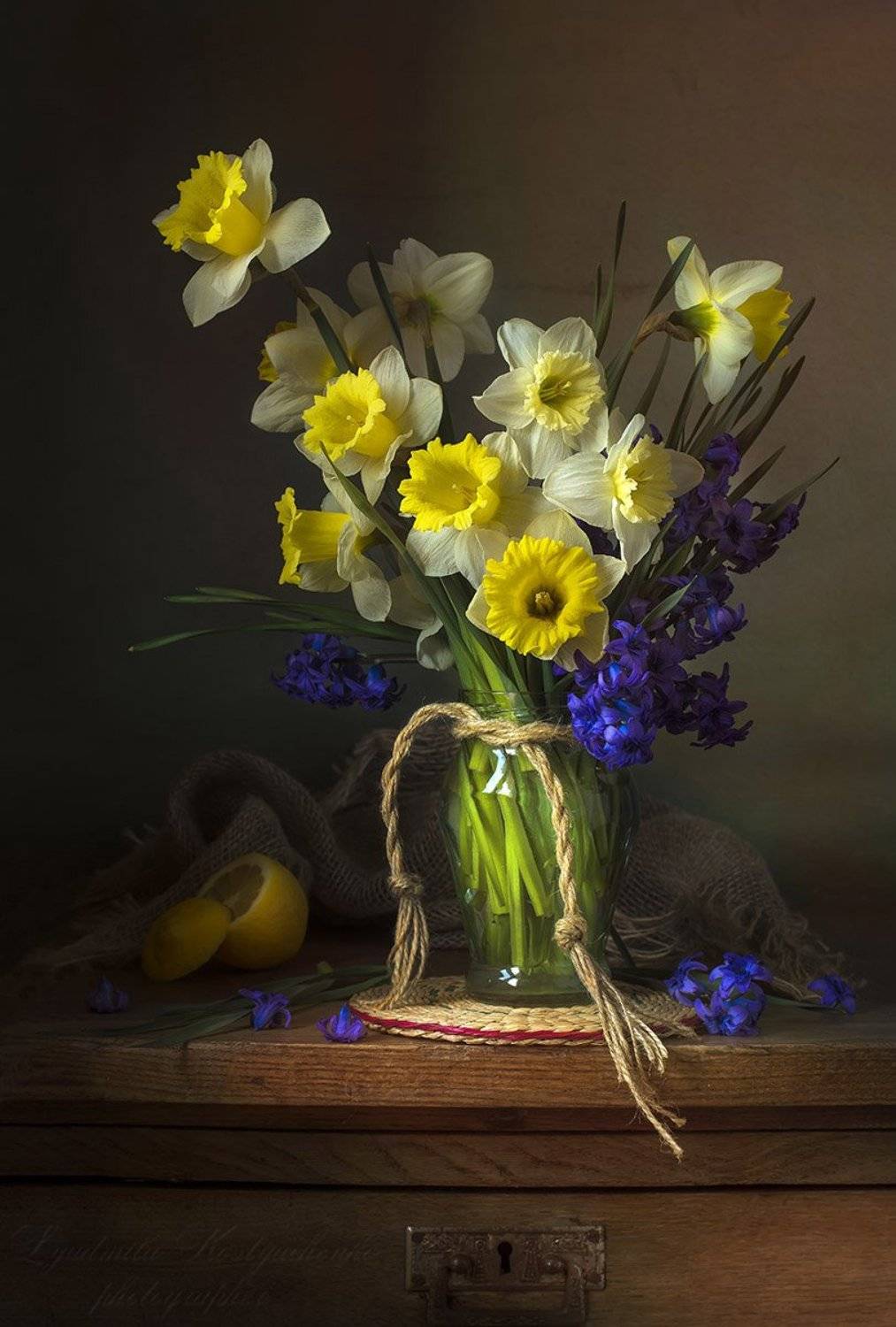 натюрморт с нарциссами,весна,букет,цветы,художественное фото,искусство., Людмила Костюченко