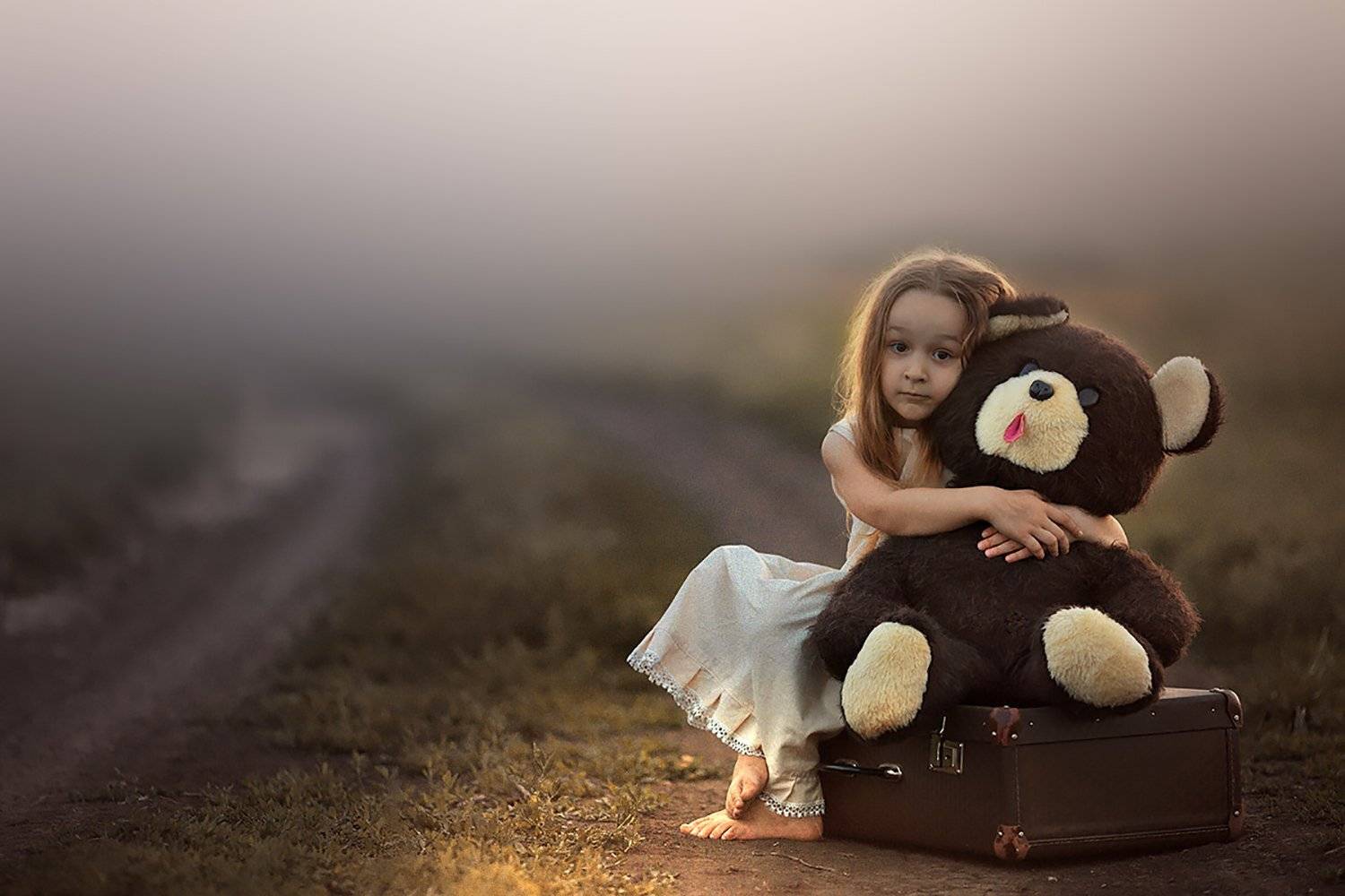 девочка, мишка, поле, закат, вечер,топ фотограф, детский фотограф, семейный фотограф, детская фотография, детский портрет, портрет, портретный фотограф, известный фотограф, фотограф Валерия мороз, сказочная ретушь, волшебный свет, волшебная обработка, обу, Валерия Мороз