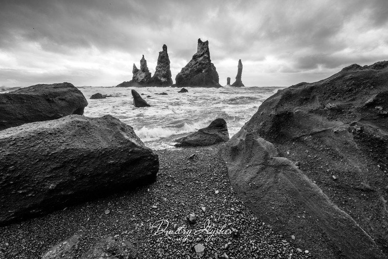 исландия, пейзаж, черно-белое, пальцы тролля, скалы, океан, шторм, природа, фототур, илышев фототур, штормило фото превью